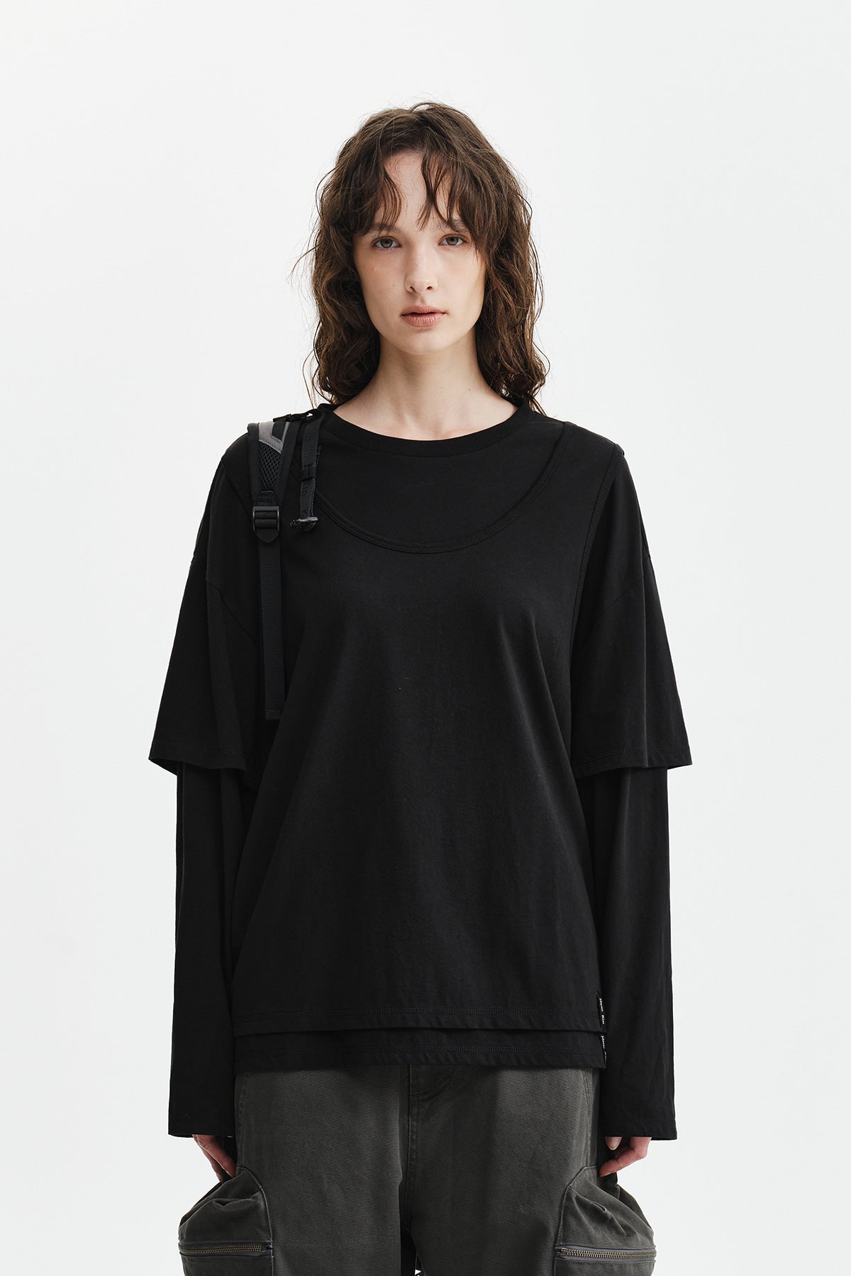 Áo blouse nữ cotton dáng rộng, cổ tròn, tay dài, lưng khoét, màu đen