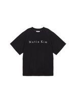 Áo oversize nữ với cổ tròn, tay ngắn và thêu logo độc đáo.