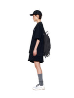 Áo oversize nữ với cổ tròn, tay ngắn và thêu logo độc đáo.