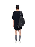 Áo oversize nữ với cổ tròn, tay ngắn và thêu logo độc đáo.