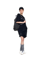 Áo oversize nữ với cổ tròn, tay ngắn và thêu logo độc đáo.