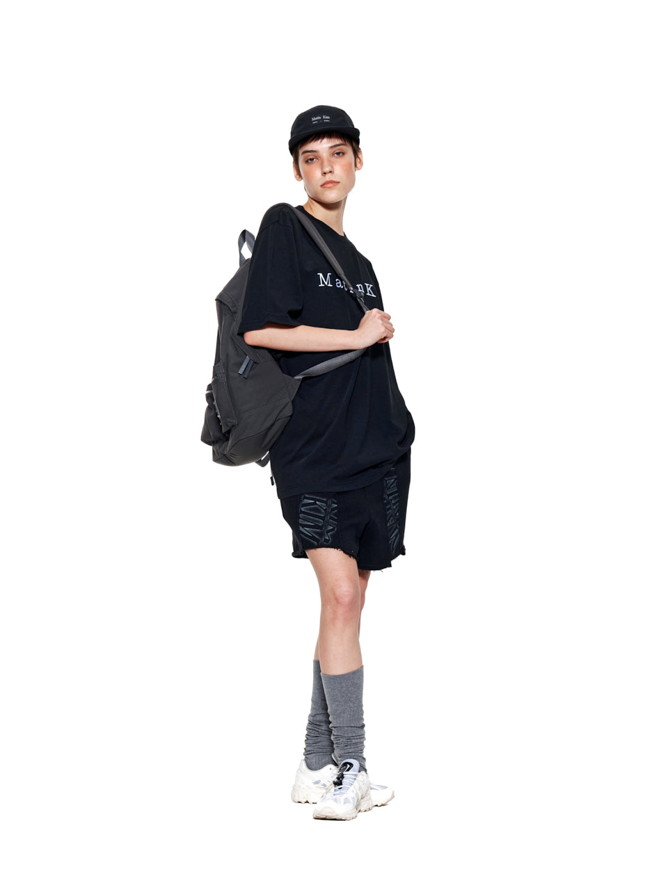 Áo oversize nữ với cổ tròn, tay ngắn và thêu logo độc đáo.
