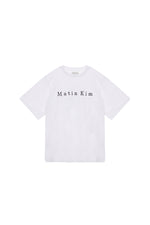 Áo oversize nữ với cổ tròn và họa tiết thêu logo Matin Kim.