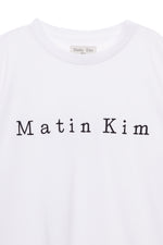 Áo oversize nữ với cổ tròn và họa tiết thêu logo Matin Kim.