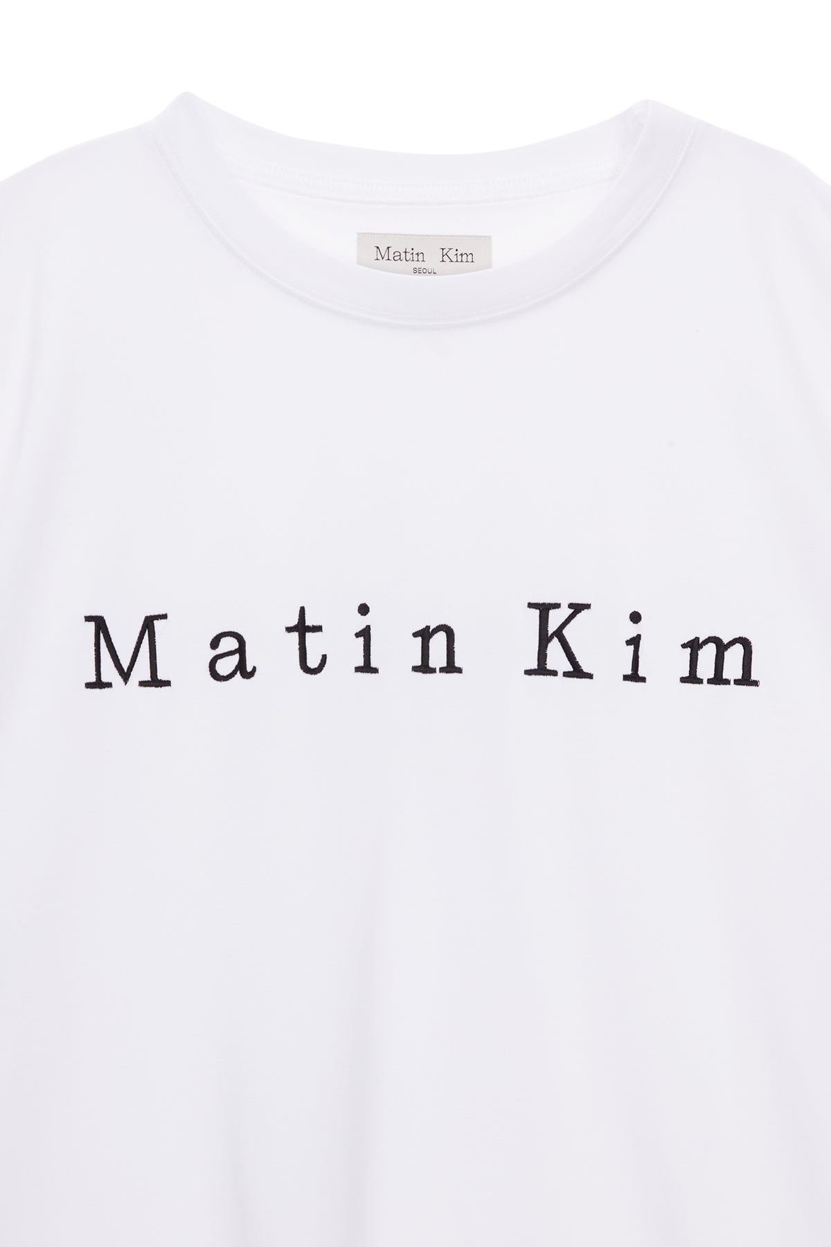 Áo oversize nữ với cổ tròn và họa tiết thêu logo Matin Kim.
