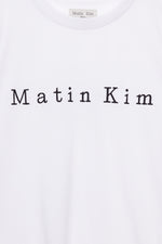 Áo oversize nữ với cổ tròn và họa tiết thêu logo Matin Kim.