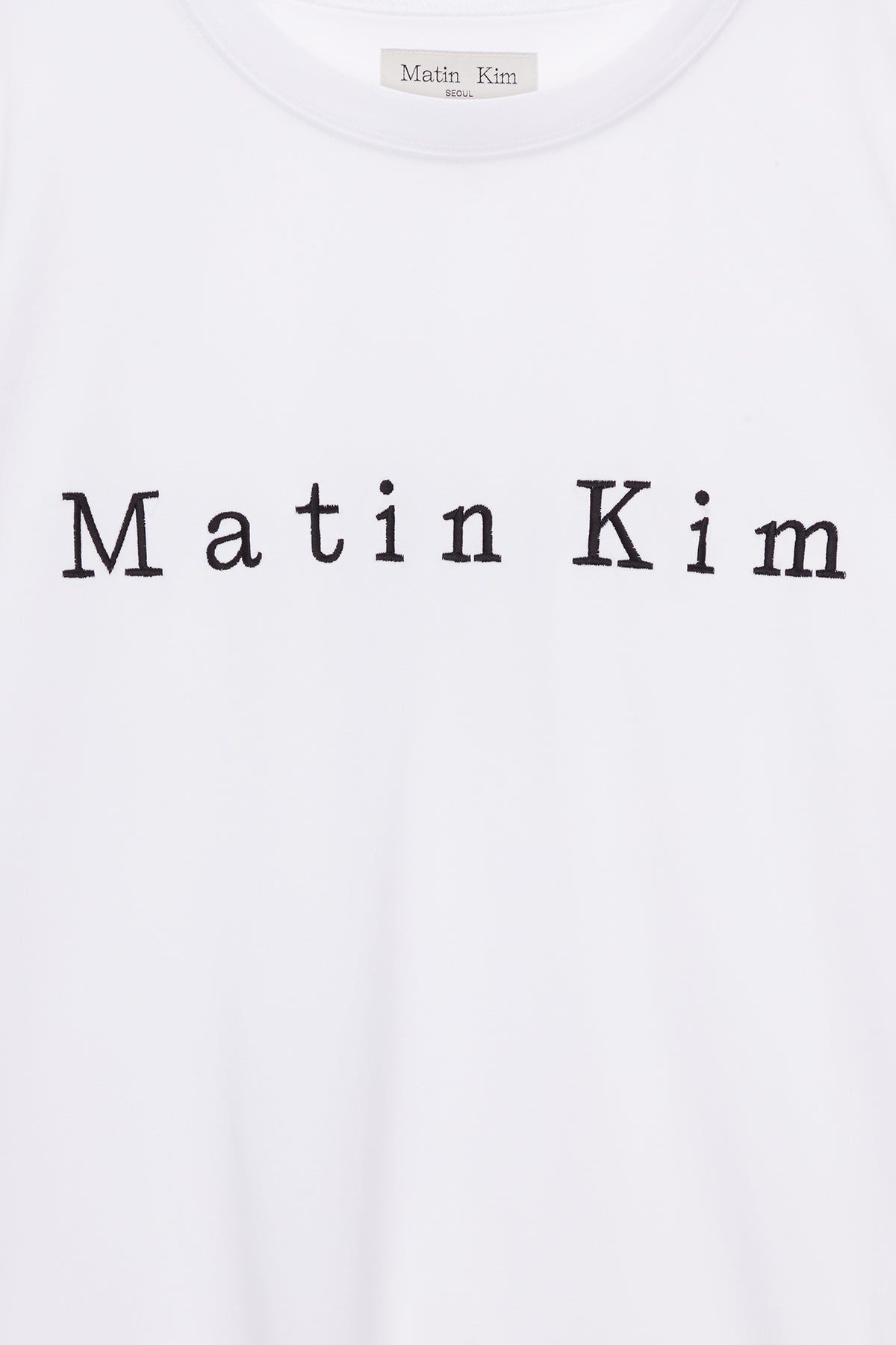 Áo oversize nữ với cổ tròn và họa tiết thêu logo Matin Kim.
