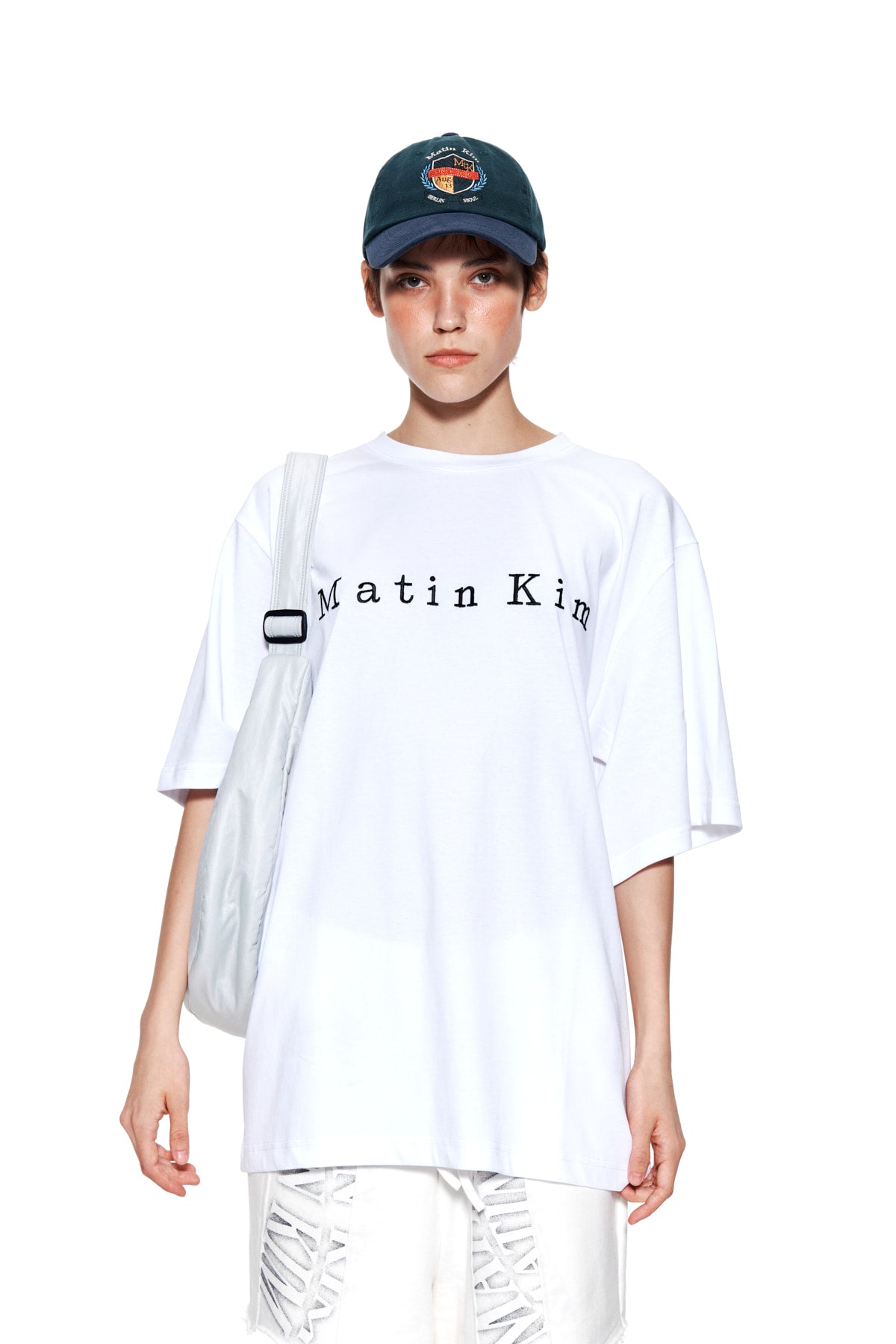Áo oversize nữ với cổ tròn và họa tiết thêu logo Matin Kim.