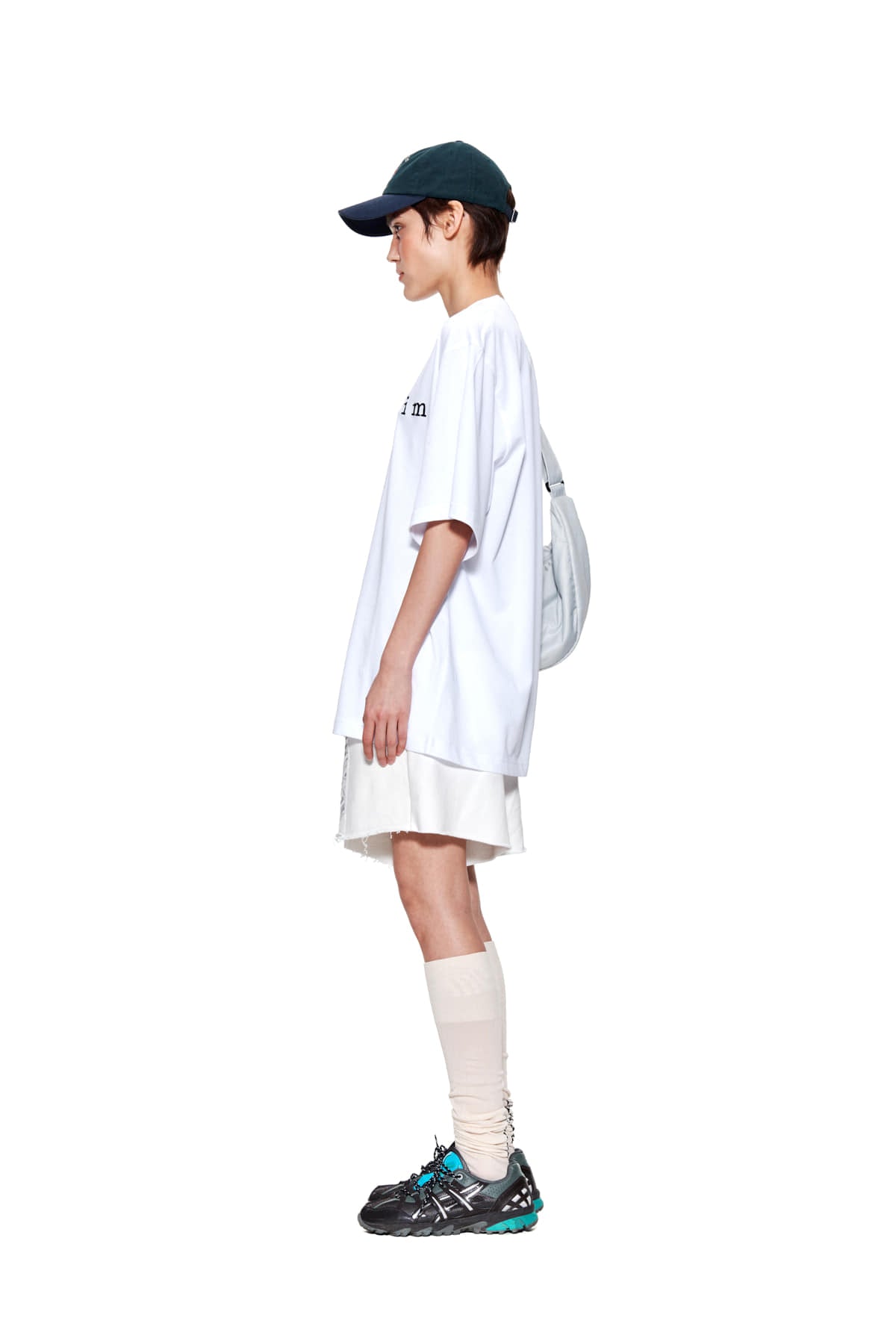 Áo oversize nữ với cổ tròn và họa tiết thêu logo Matin Kim.