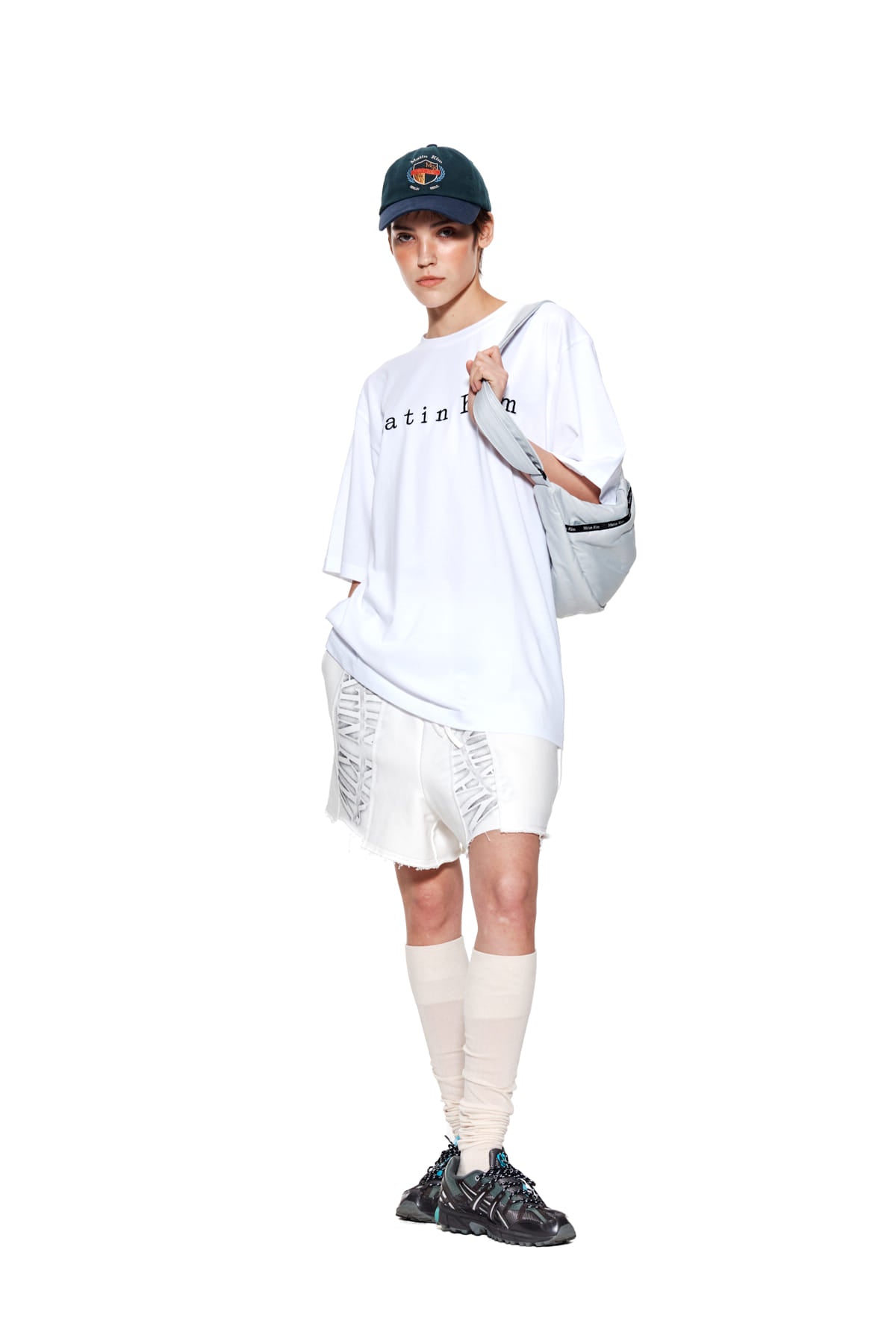 Áo oversize nữ với cổ tròn và họa tiết thêu logo Matin Kim.
