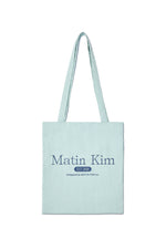 Túi tote unisex với họa tiết logo và đường may nổi bật.