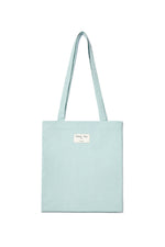 Túi tote unisex với họa tiết logo và đường may nổi bật.