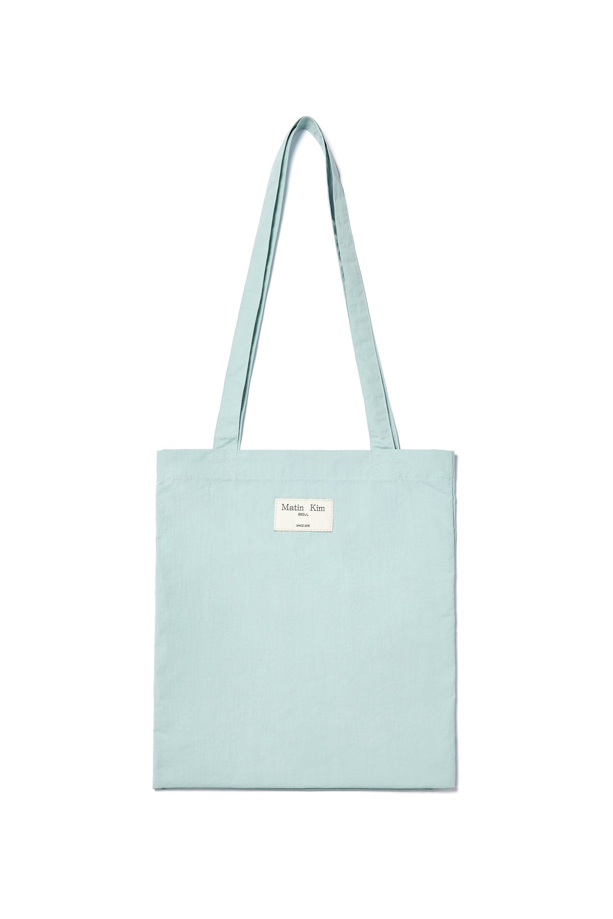Túi tote unisex với họa tiết logo và đường may nổi bật.