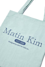 Túi tote unisex với họa tiết logo và đường may nổi bật.