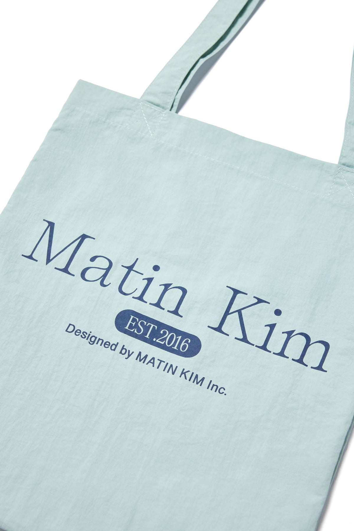 Túi tote unisex với họa tiết logo và đường may nổi bật.