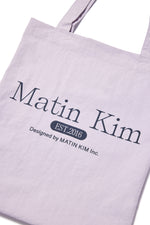 Túi tote unisex màu tím nhạt với thiết kế nhẹ và logo Matin Kim nổi bật.