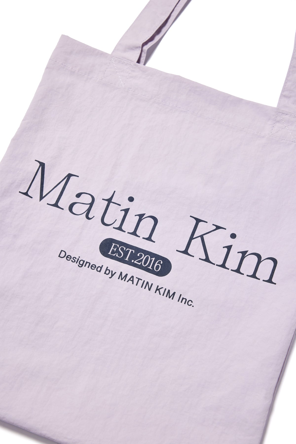 Túi tote unisex màu tím nhạt với thiết kế nhẹ và logo Matin Kim nổi bật.