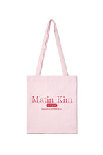 Túi tote unisex với họa tiết in và logo Matin Kim, màu hồng nổi bật.