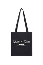 Túi tote unisex nhẹ, dễ làm sạch với logo Matin Kim nổi bật.