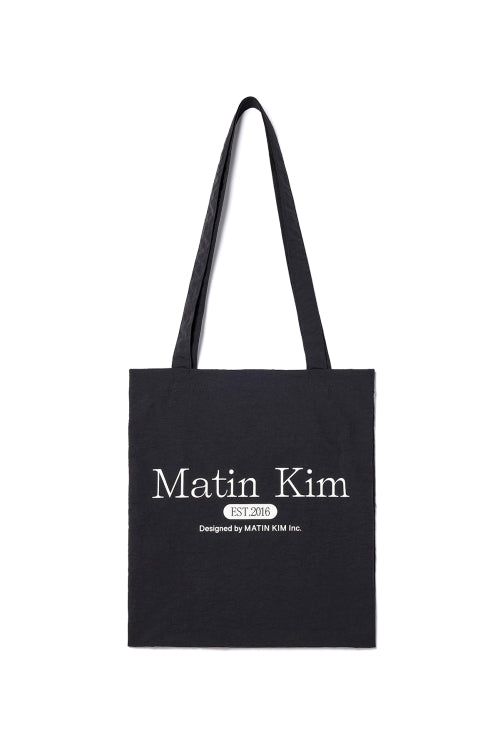 Túi tote unisex nhẹ, dễ làm sạch với logo Matin Kim nổi bật.