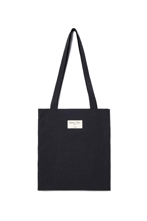 Túi tote unisex nhẹ, dễ làm sạch với logo Matin Kim nổi bật.