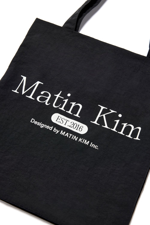 Túi tote unisex nhẹ, dễ làm sạch với logo Matin Kim nổi bật.