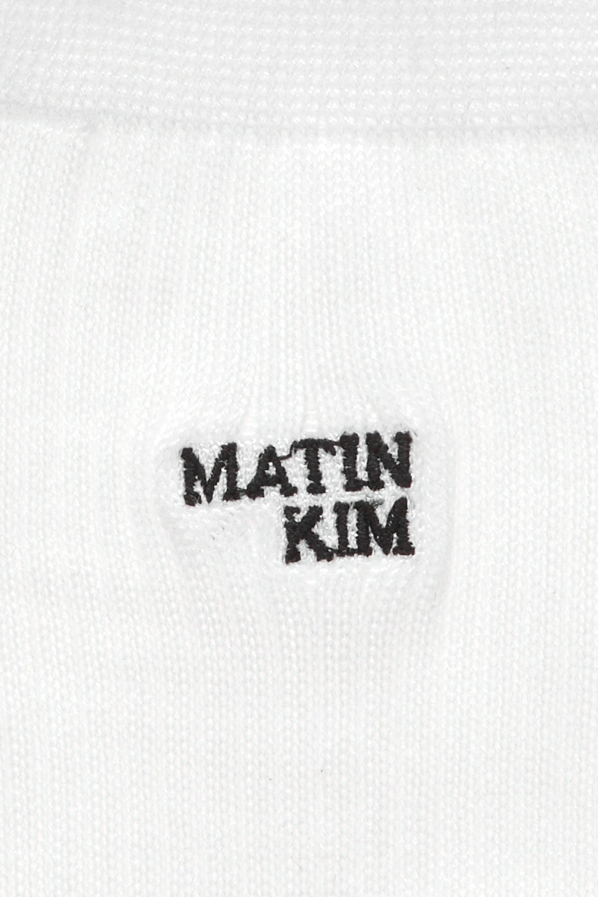 Tất cổ trung với logo thêu tinh tế và chất liệu cotton mềm mại.