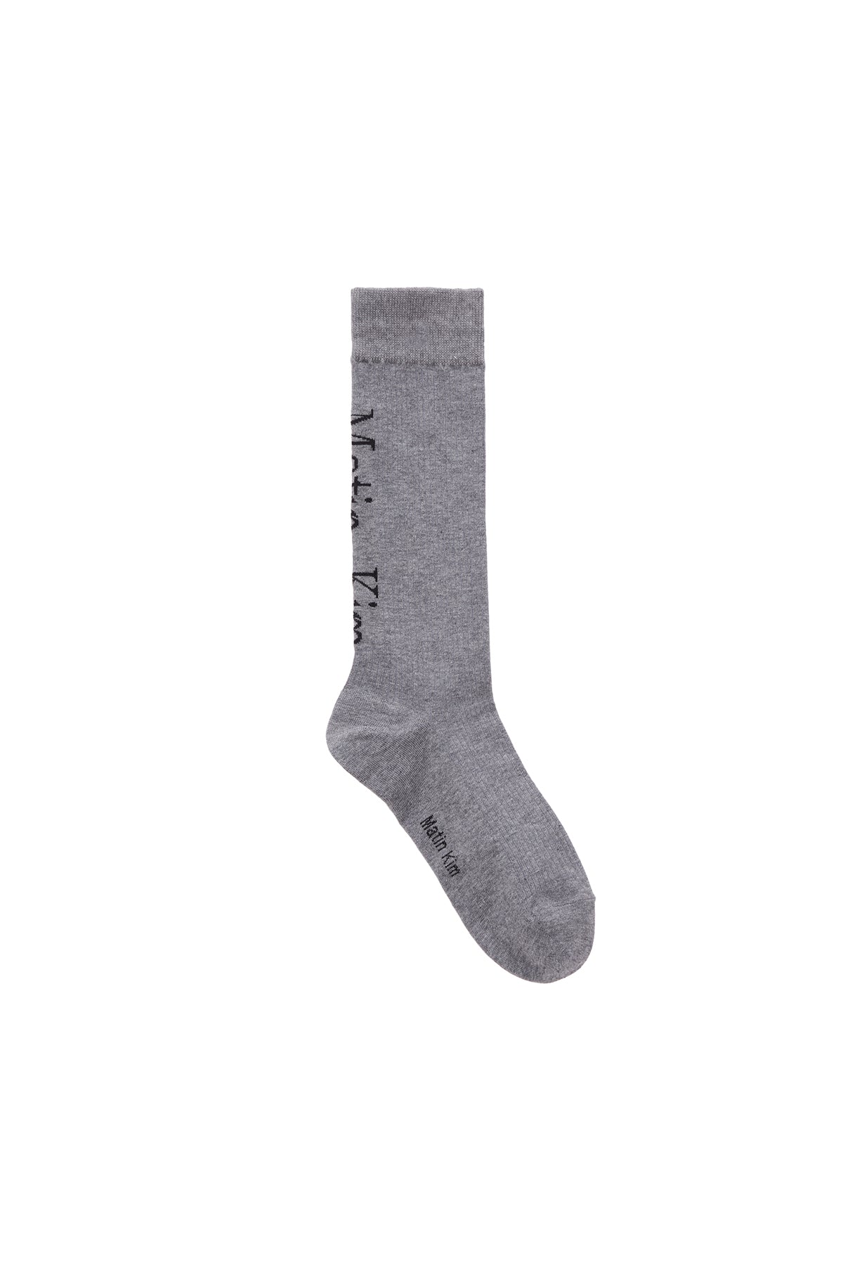 Tất cổ trung với logo Matin Kim, chất liệu cotton và đường may nổi bật.