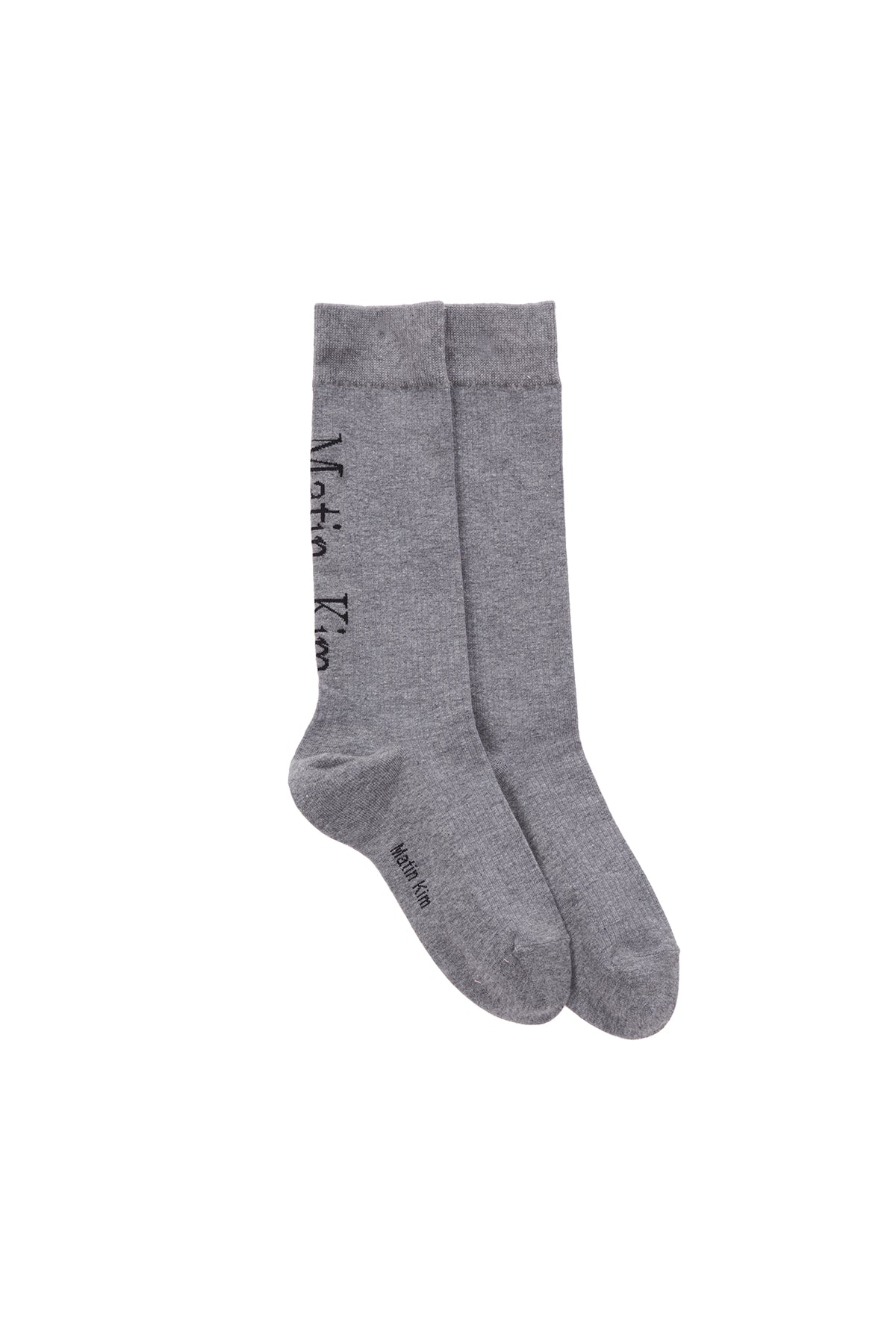 Tất cổ trung với logo Matin Kim, chất liệu cotton và đường may nổi bật.
