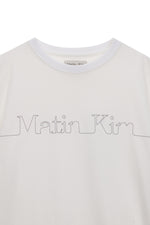 Áo phông nam trắng với logo Matin Kim, tay ngắn và cổ tròn, phù hợp cho thời tiết ấm.