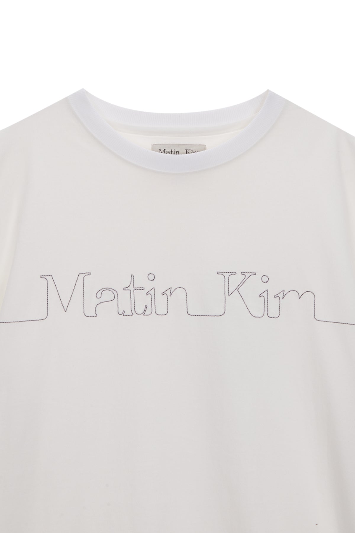 Áo phông nam trắng với logo Matin Kim, tay ngắn và cổ tròn, phù hợp cho thời tiết ấm.