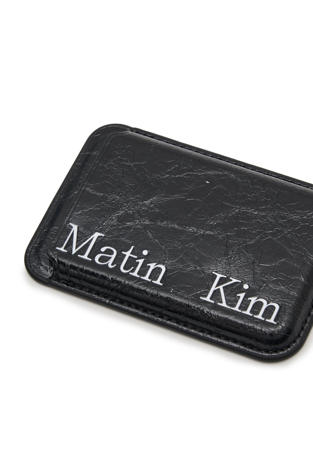 Phụ kiện unisex với thiết kế tối giản và logo Matin Kim nổi bật.