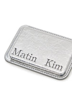 Ví đựng thẻ với thiết kế kim loại ánh bạc và logo Matin Kim.