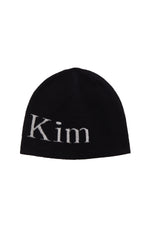 Mũ len unisex với họa tiết chữ in và logo, thiết kế ôm sát.