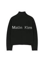 Áo khoác nữ với thiết kế cropped, dệt kim và khóa kéo, tay ôm gọn.