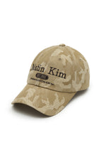 Nón bóng chày unisex màu beige họa tiết rằn ri, vành cong, logo thêu ở giữa mặt trước, có dây chỉnh phía sau