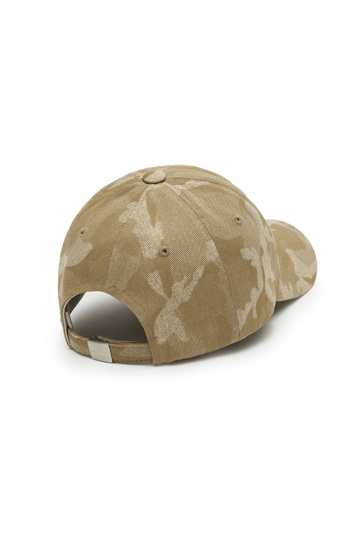 Nón bóng chày unisex màu beige họa tiết rằn ri, vành cong, logo thêu ở giữa mặt trước, có dây chỉnh phía sau