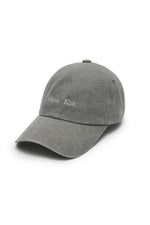 Mũ baseball unisex với thiết kế 6 mảnh và logo thêu.