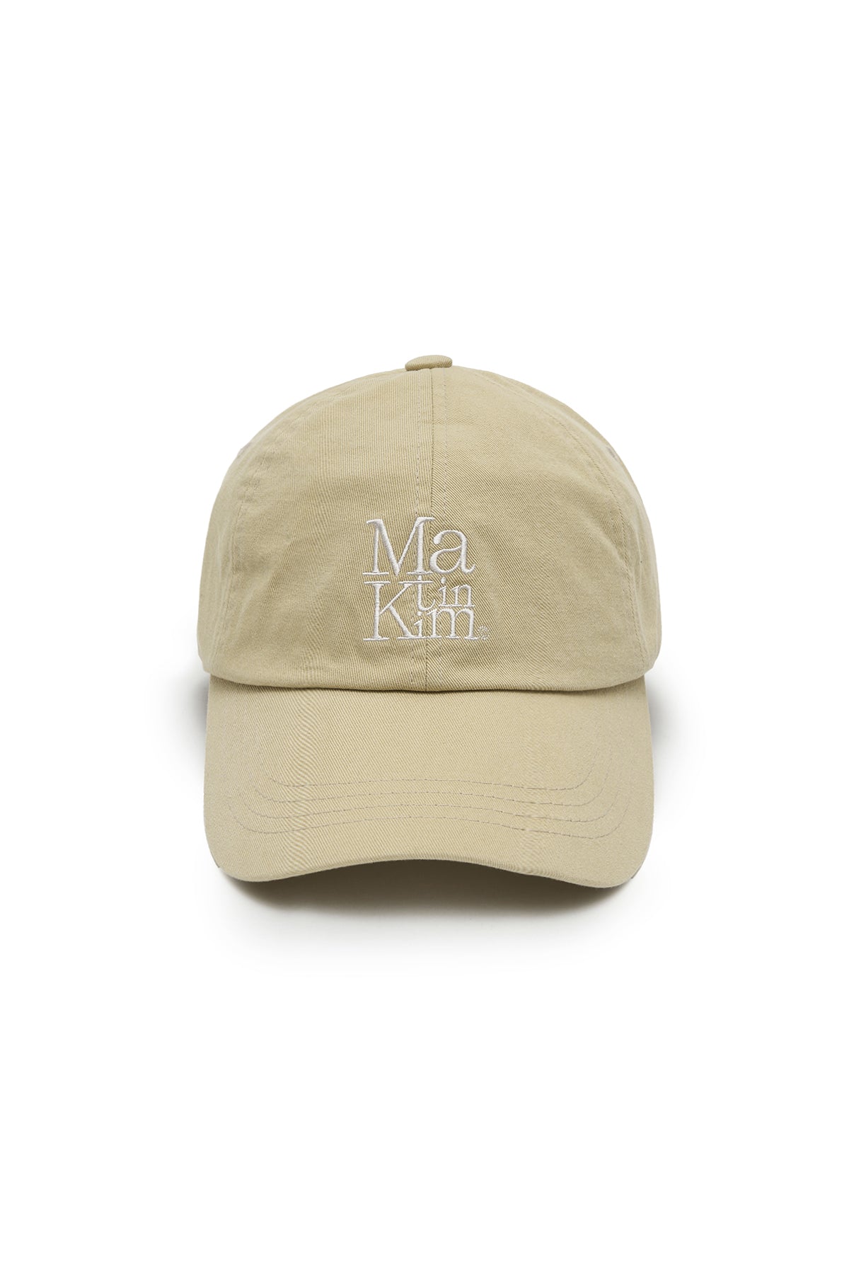 Nón lưỡi trai unisex màu beige, vành cong, logo Matin Kim ở giữa mặt trước, dây khóa điều chỉnh phía sau.