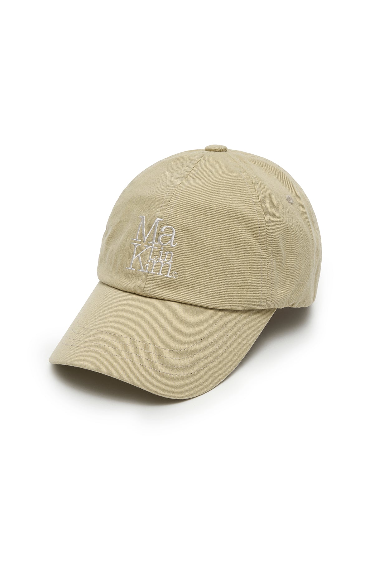Nón lưỡi trai unisex màu beige, vành cong, logo Matin Kim ở giữa mặt trước, dây khóa điều chỉnh phía sau.