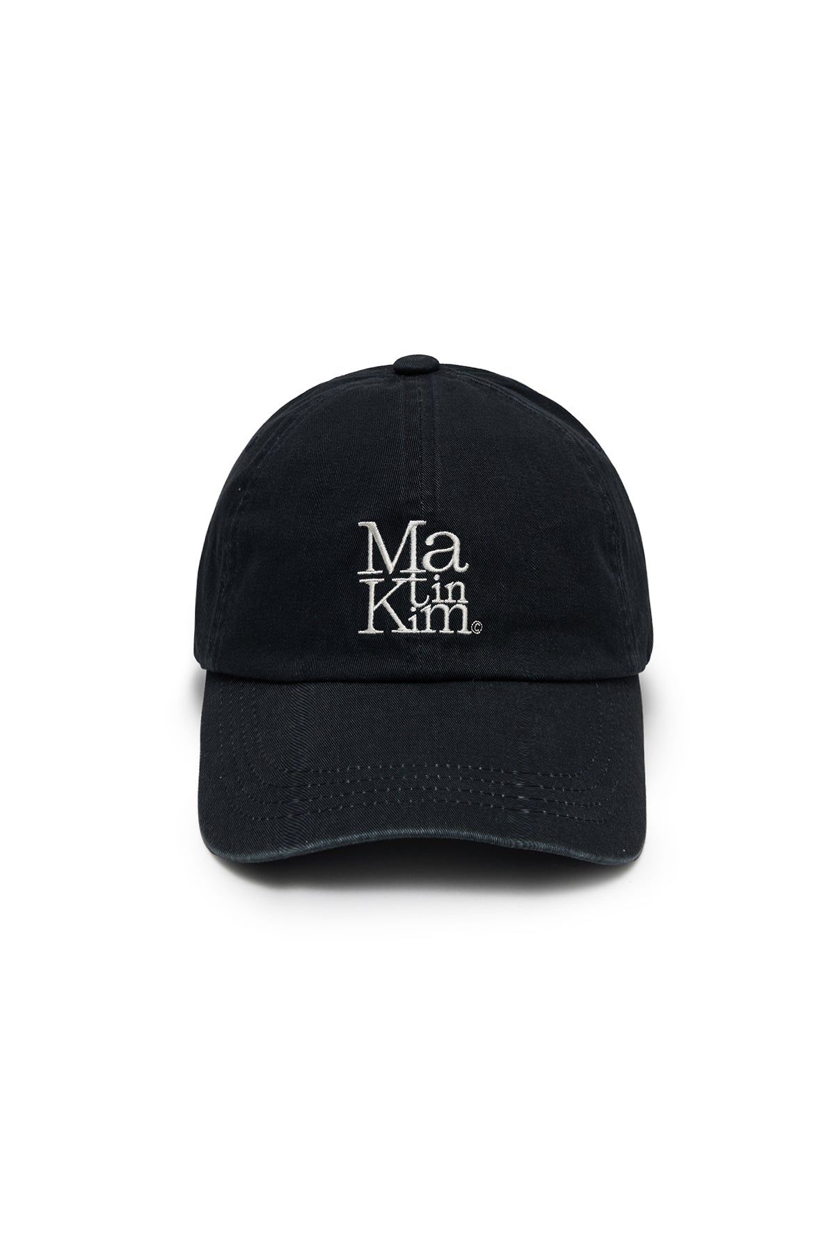 Mũ bóng chày unisex màu xanh navy đậm, vành cong, logo chữ ở giữa mặt trước, dây strapback phía sau.