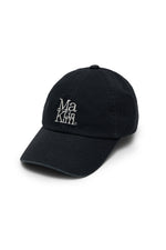 Mũ bóng chày unisex màu xanh navy đậm, vành cong, logo chữ ở giữa mặt trước, dây strapback phía sau.