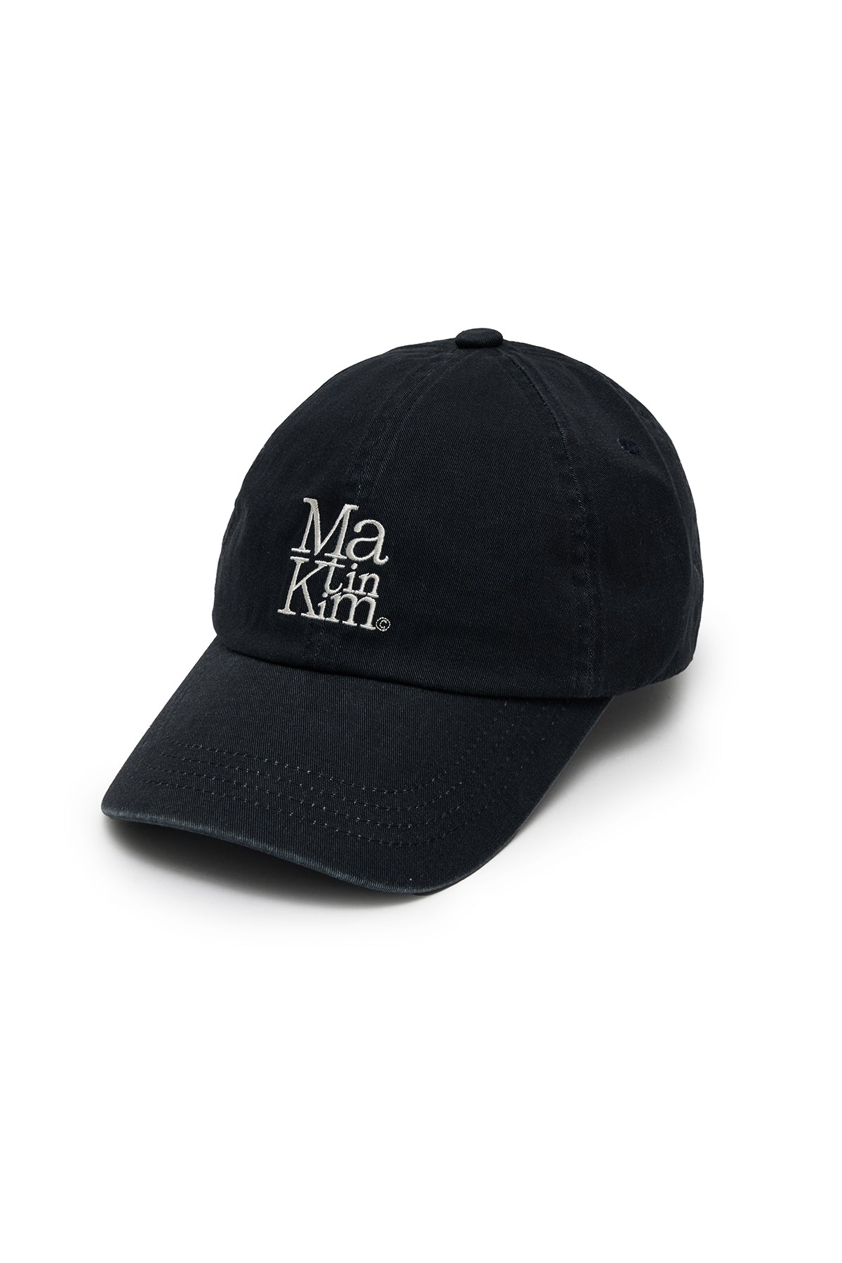 Mũ bóng chày unisex màu xanh navy đậm, vành cong, logo chữ ở giữa mặt trước, dây strapback phía sau.
