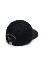 Mũ bóng chày unisex màu xanh navy đậm, vành cong, logo chữ ở giữa mặt trước, dây strapback phía sau.