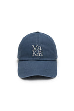 Nón lưỡi trai unisex màu xanh khói, vành cong, logo chữ ở mặt trước, dây strapback điều chỉnh phía sau.