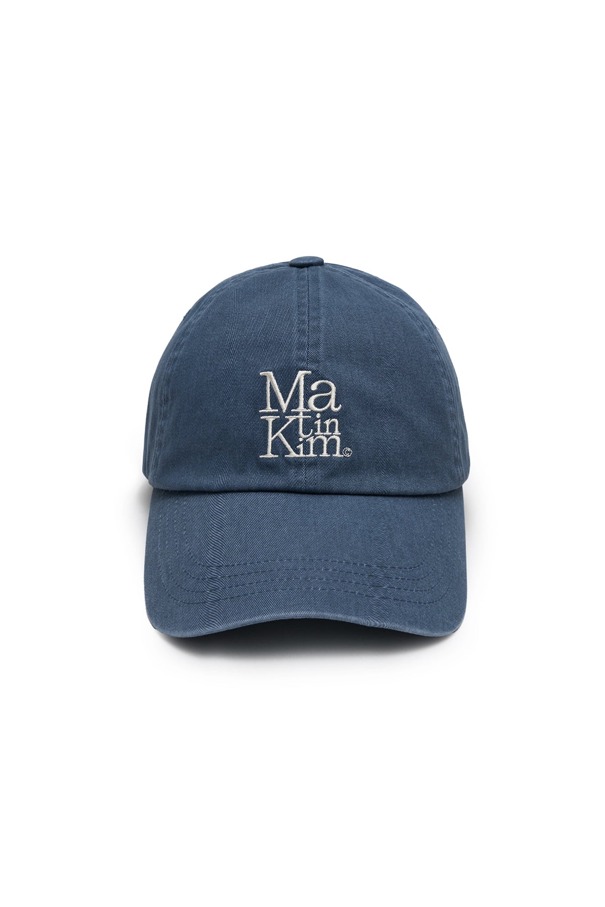 Nón lưỡi trai unisex màu xanh khói, vành cong, logo chữ ở mặt trước, dây strapback điều chỉnh phía sau.