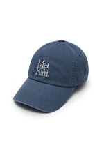 Nón lưỡi trai unisex màu xanh khói, vành cong, logo chữ ở mặt trước, dây strapback điều chỉnh phía sau.
