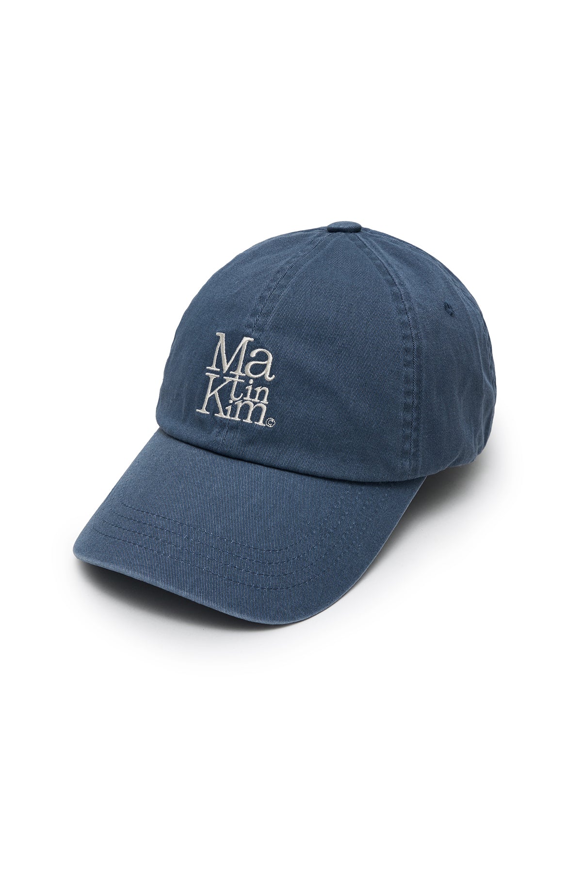 Nón lưỡi trai unisex màu xanh khói, vành cong, logo chữ ở mặt trước, dây strapback điều chỉnh phía sau.