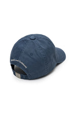 Nón lưỡi trai unisex màu xanh khói, vành cong, logo chữ ở mặt trước, dây strapback điều chỉnh phía sau.