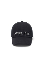 Mũ bóng chày với thiết kế hiện đại, thêu logo độc đáo và phom dáng dễ điều chỉnh.